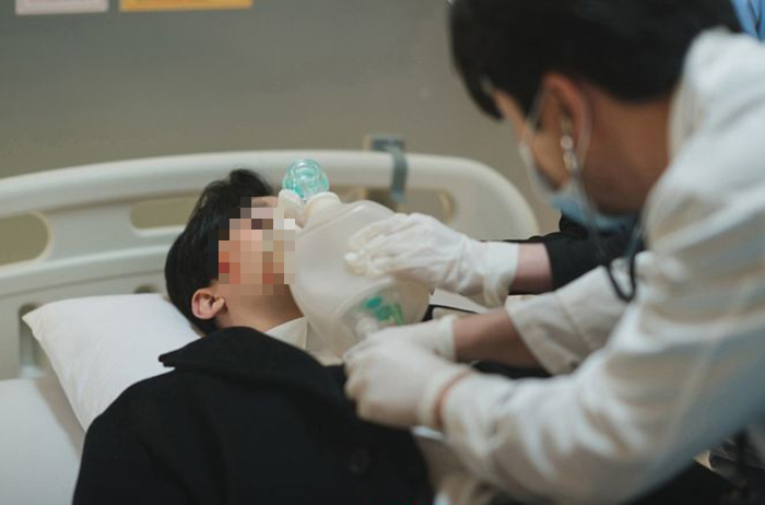 Chàng trai 26 tuổi đột quỵ, suýt chết vì 2 kiểu ăn uống giải tỏa áp lực rất quen với người trẻ- Ảnh 1.