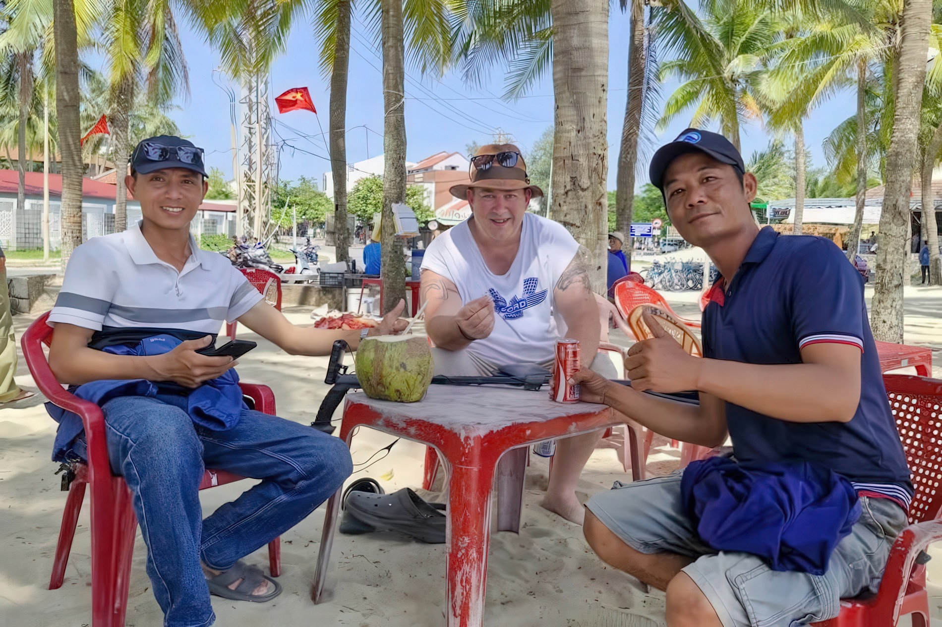 Khách Tây òa khóc khi được người dân giúp tìm lại nhẫn kim cương đánh rơi ở biển Đà Nẵng- Ảnh 3. Khách Tây òa khóc khi được người dân giúp tìm lại nhẫn kim cương đánh rơi ở biển Đà Nẵng- Ảnh 3.