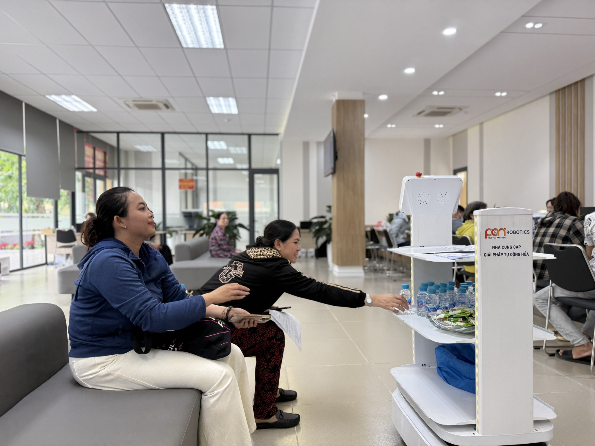 TP HCM: Cận cảnh nơi làm thủ tục hành chính đầu tiên có robot tiếp dân sau một tháng vận hành- Ảnh 4. TP HCM: Cận cảnh nơi làm thủ tục hành chính đầu tiên có robot tiếp dân sau một tháng vận hành- Ảnh 4.