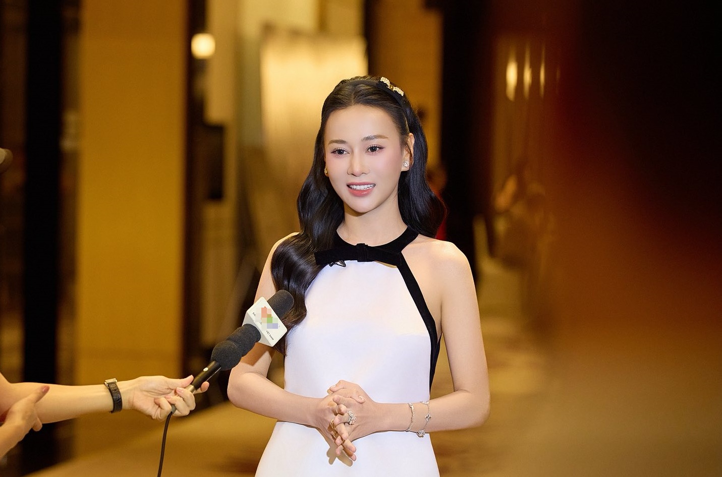 Diễn viên Phương Oanh - vợ Shark Bình: "Tôi bảo chồng sướng thật, cưới 1 cô mà thành 5,7 cô"- Ảnh 1. Diễn viên Phương Oanh - vợ Shark Bình: "Tôi bảo chồng sướng thật, cưới 1 cô mà thành 5,7 cô"- Ảnh 1.