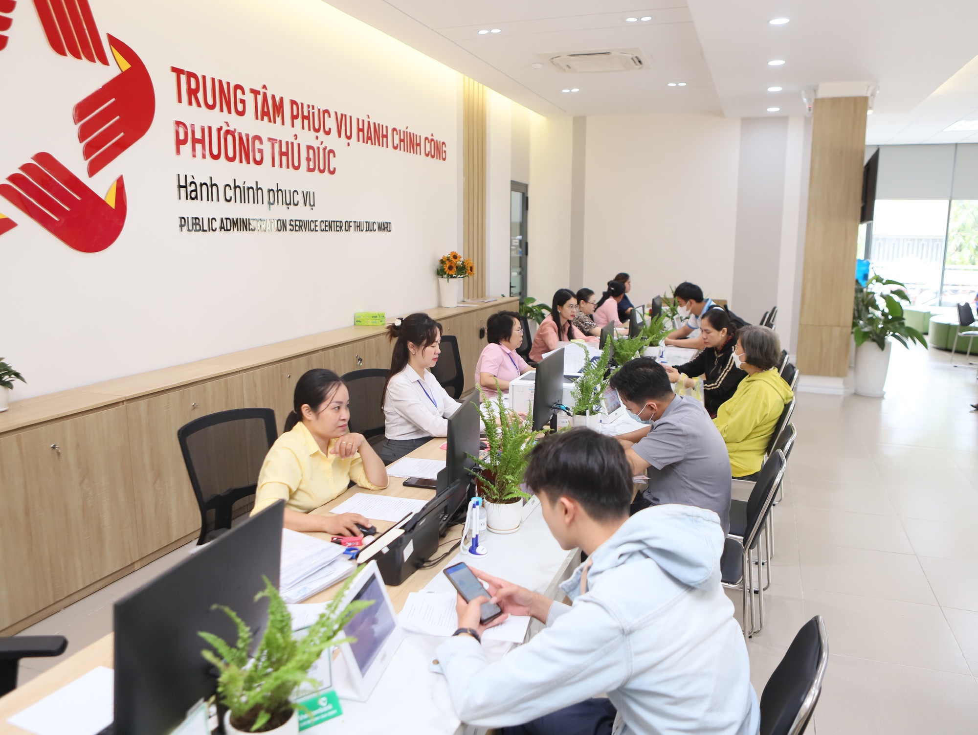 TP HCM: Cận cảnh nơi làm thủ tục hành chính đầu tiên có robot tiếp dân sau một tháng vận hành- Ảnh 6. TP HCM: Cận cảnh nơi làm thủ tục hành chính đầu tiên có robot tiếp dân sau một tháng vận hành- Ảnh 6.