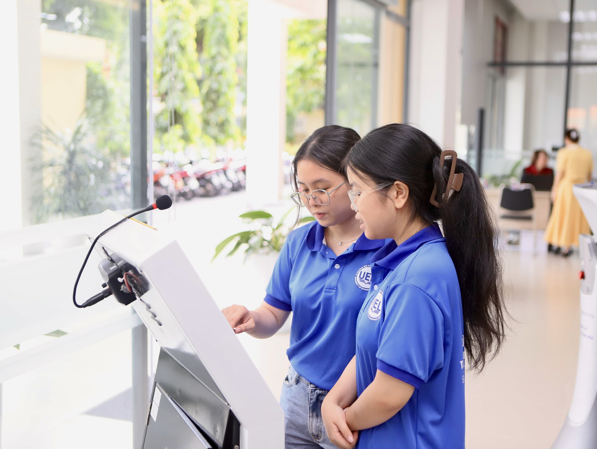 TP HCM: Cận cảnh nơi làm thủ tục hành chính đầu tiên có robot tiếp dân sau một tháng vận hành- Ảnh 7. TP HCM: Cận cảnh nơi làm thủ tục hành chính đầu tiên có robot tiếp dân sau một tháng vận hành- Ảnh 7.