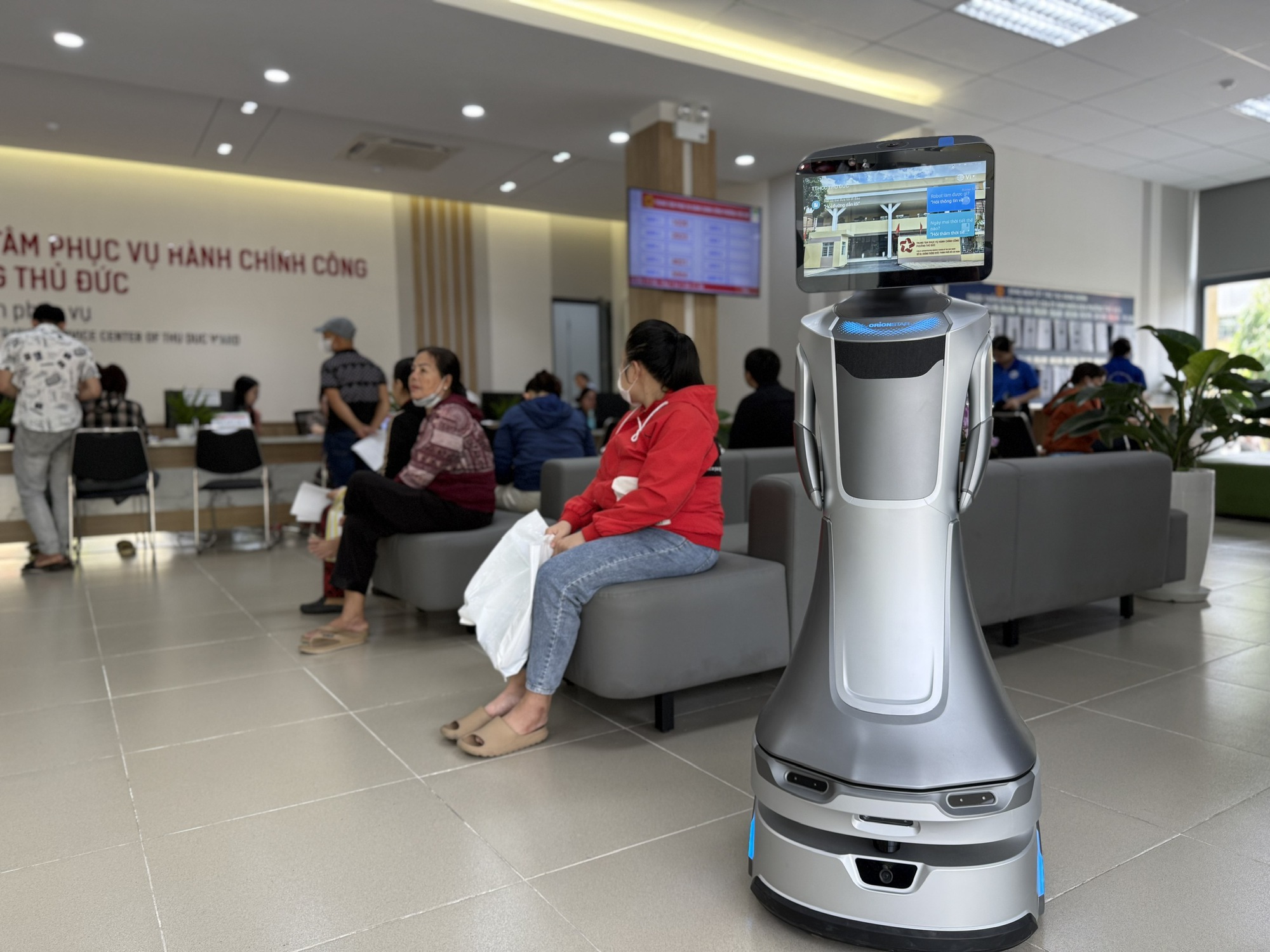 TP HCM: Cận cảnh nơi làm thủ tục hành chính đầu tiên có robot tiếp dân sau một tháng vận hành- Ảnh 3. TP HCM: Cận cảnh nơi làm thủ tục hành chính đầu tiên có robot tiếp dân sau một tháng vận hành- Ảnh 3.