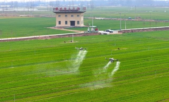 Những cánh đồng không bóng nông dân tại Trung Quốc: Tràn ngập máy cày robot, drone giám sát, dữ liệu liên tục phát về phòng điều khiển- Ảnh 1. Những cánh đồng không bóng nông dân tại Trung Quốc: Tràn ngập máy cày robot, drone giám sát, dữ liệu liên tục phát về phòng điều khiển- Ảnh 1.