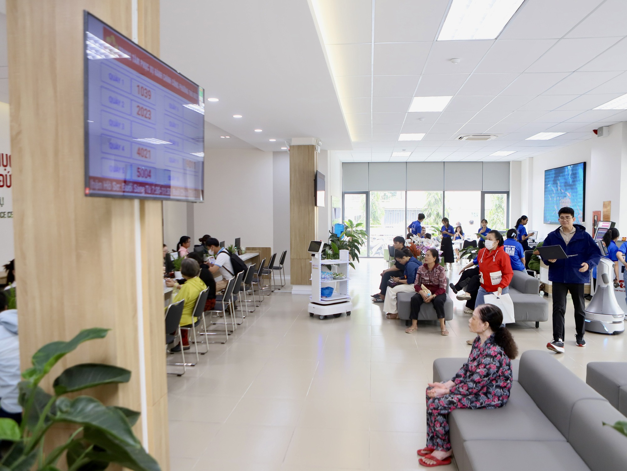 TP HCM: Cận cảnh nơi làm thủ tục hành chính đầu tiên có robot tiếp dân sau một tháng vận hành- Ảnh 2. TP HCM: Cận cảnh nơi làm thủ tục hành chính đầu tiên có robot tiếp dân sau một tháng vận hành- Ảnh 2.