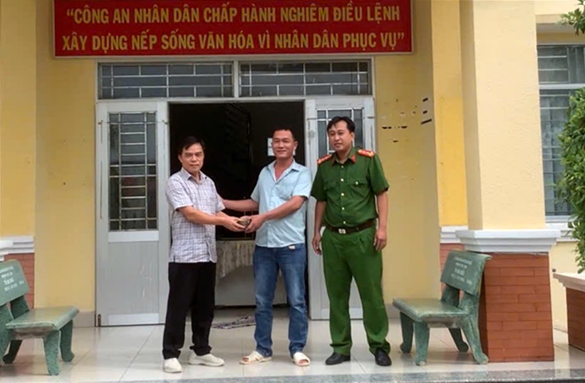Cung cấp giấy báo nợ, người đàn ông được hỗ trợ nhận lại 250 triệu đồng chuyển khoản nhầm vào tài khoản ACB- Ảnh 1. Cung cấp giấy báo nợ, người đàn ông được hỗ trợ nhận lại 250 triệu đồng chuyển khoản nhầm vào tài khoản ACB- Ảnh 1.