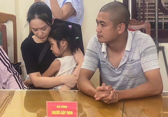 Cùng bố lênh đênh, trôi dạt suốt 13 giờ trên biển, bé gái 6 tuổi lạnh run vẫn làm điều không ai ngờ tới: Tiết lộ món giúp 2 cha con cầm cự, chống đói- Ảnh 1. Cùng bố lênh đênh, trôi dạt suốt 13 giờ trên biển, bé gái 6 tuổi lạnh run vẫn làm điều không ai ngờ tới: Tiết lộ món giúp 2 cha con cầm cự, chống đói- Ảnh 1.