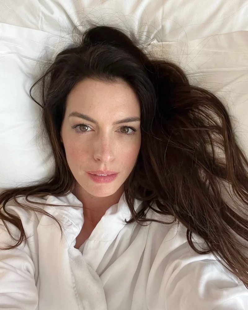 Anne Hathaway ở tuổi 42 vẫn đẹp đỉnh, ngoài việc uống 2 thìa dầu ô liu mỗi tối thì cô còn làm điều này 365 ngày- Ảnh 7. Anne Hathaway ở tuổi 42 vẫn đẹp đỉnh, ngoài việc uống 2 thìa dầu ô liu mỗi tối thì cô còn làm điều này 365 ngày- Ảnh 7.