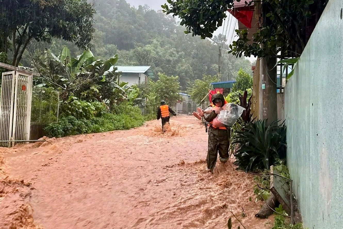 Lũ quét rạng sáng ở Điện Biên, hai trẻ bị vùi lấp, nhiều nhà cuốn trôi- Ảnh 2. Lũ quét rạng sáng ở Điện Biên, hai trẻ bị vùi lấp, nhiều nhà cuốn trôi- Ảnh 2.