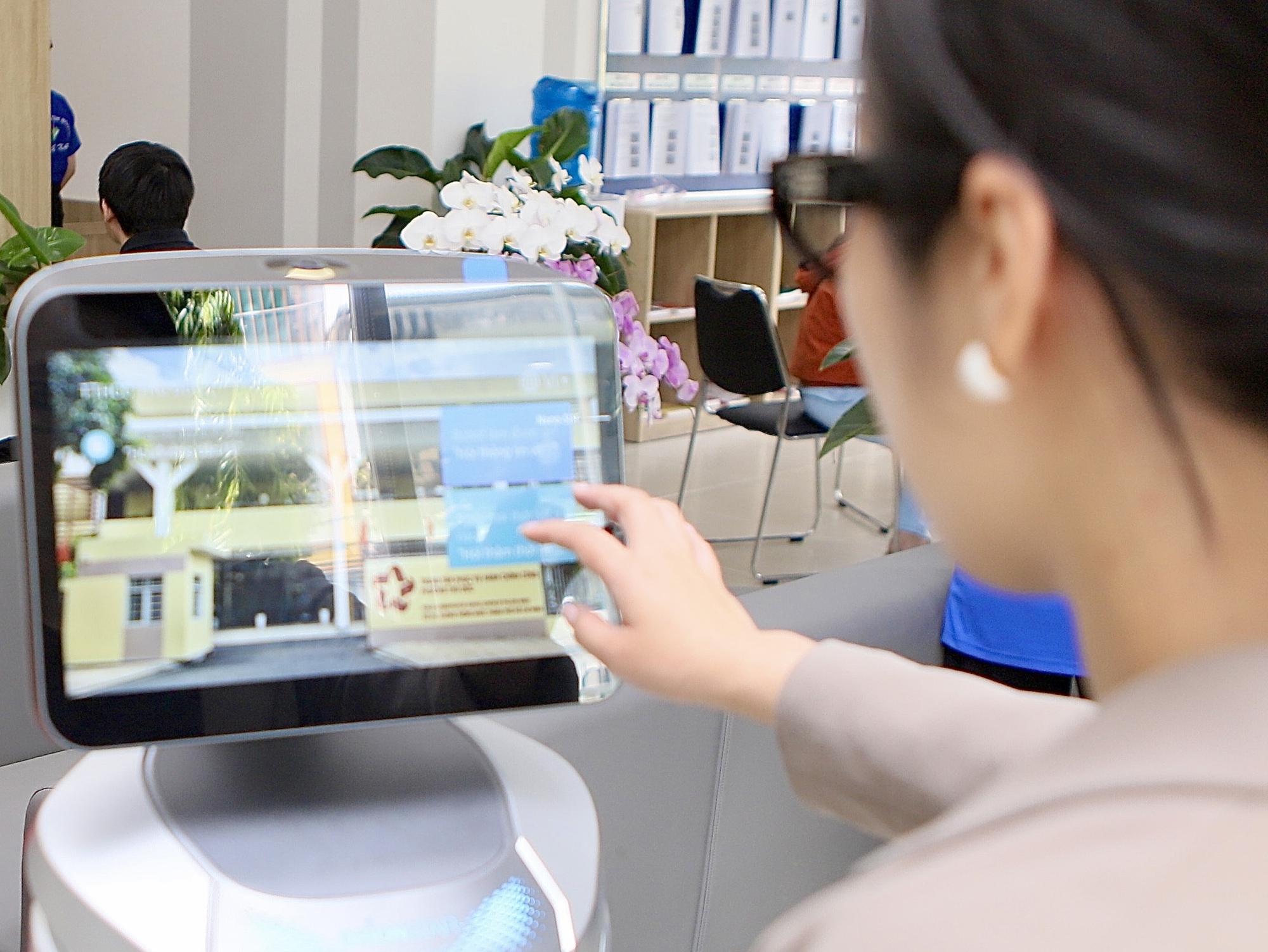 TP HCM: Cận cảnh nơi làm thủ tục hành chính đầu tiên có robot tiếp dân sau một tháng vận hành- Ảnh 5. TP HCM: Cận cảnh nơi làm thủ tục hành chính đầu tiên có robot tiếp dân sau một tháng vận hành- Ảnh 5.