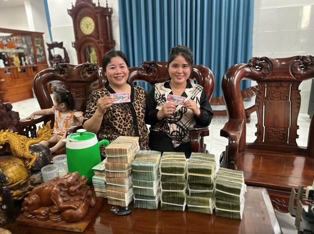 Đang gội đầu thì được mời mua vé số, 2 chị em ở TP.HCM mừng rỡ dò kết quả: Bất ngờ số tiền chia nhau- Ảnh 1. Đang gội đầu thì được mời mua vé số, 2 chị em ở TP.HCM mừng rỡ dò kết quả: Bất ngờ số tiền chia nhau- Ảnh 1.