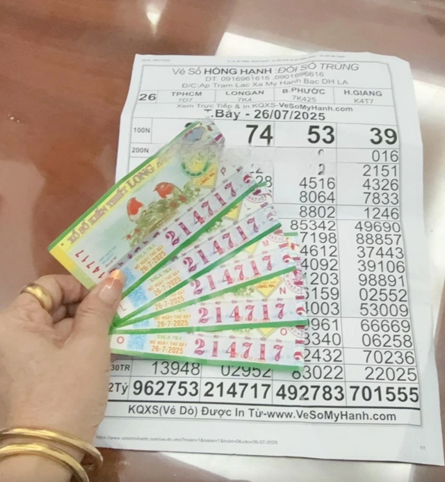 Đang gội đầu thì được mời mua vé số, 2 chị em ở TP.HCM mừng rỡ dò kết quả: Bất ngờ số tiền chia nhau- Ảnh 2. Đang gội đầu thì được mời mua vé số, 2 chị em ở TP.HCM mừng rỡ dò kết quả: Bất ngờ số tiền chia nhau- Ảnh 2.