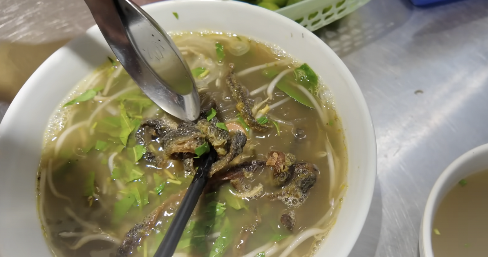 Khách Trung Quốc lần đầu ăn 1 loại miến Việt Nam, "hốt hoảng" vì 3 thứ này quá ngon- Ảnh 6. Khách Trung Quốc lần đầu ăn 1 loại miến Việt Nam, "hốt hoảng" vì 3 thứ này quá ngon- Ảnh 6.