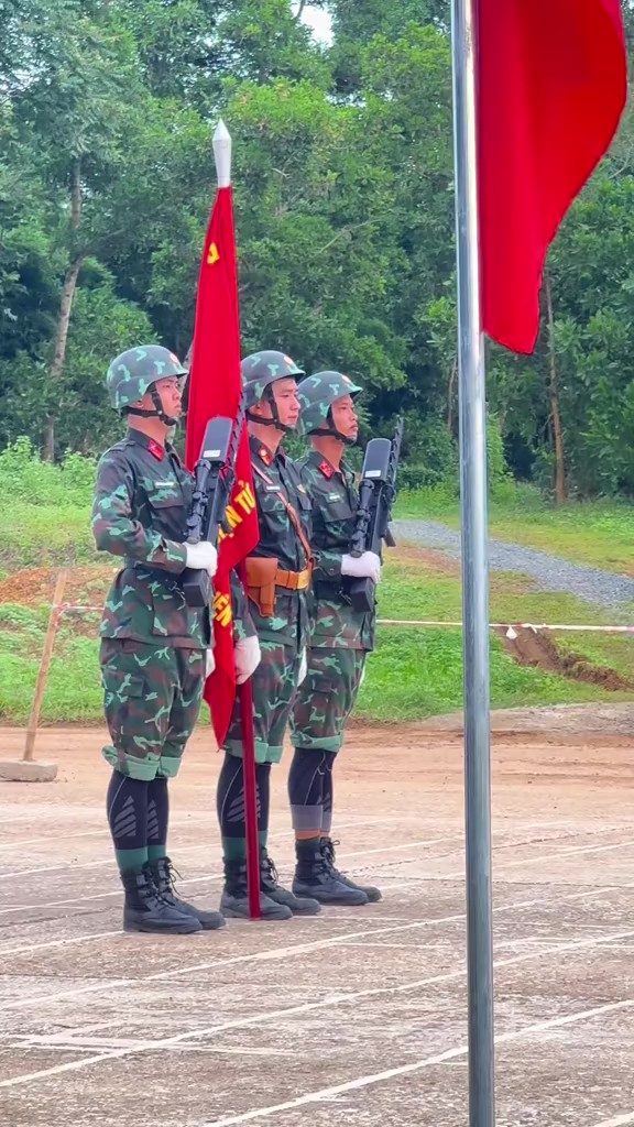 Thượng uý Lê Hoàng Hiệp bất ngờ xuất hiện bên cạnh dàn sao, khiến top 1 trai đẹp Huỳnh Anh - Bình An Thượng uý Lê Hoàng Hiệp bất ngờ xuất hiện bên cạnh dàn sao, khiến top 1 trai đẹp Huỳnh Anh - Bình An