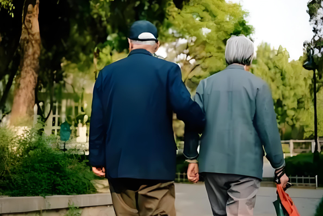 Về già, cha mẹ khôn ngoan luôn tránh 7 điều này: Gia đình họ vì vậy yên ấm, con cháu ngoan ngoãn, hiếu thảo!- Ảnh 1.