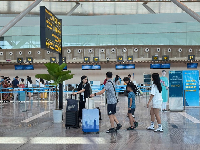 Hành khách nói gì về việc sân bay Tân Sơn Nhất, Nội Bài vào tốp cuối về trải nghiệm?- Ảnh 1.