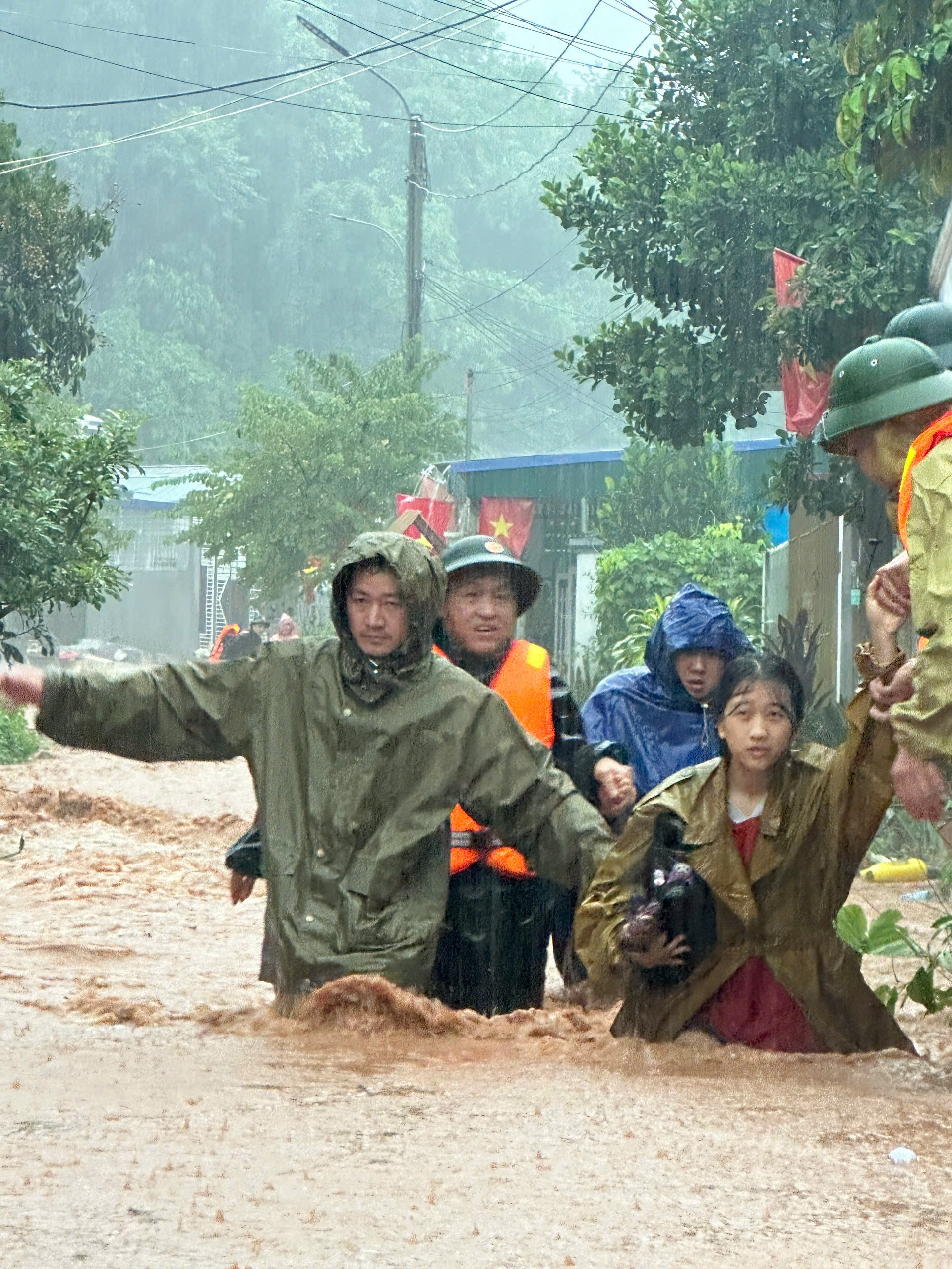 VIDEO: 19 người chết, mất tích, bị thương do sạt lở vùi lấp, lũ cuốn trôi tại Điện Biên- Ảnh 1. VIDEO: 19 người chết, mất tích, bị thương do sạt lở vùi lấp, lũ cuốn trôi tại Điện Biên- Ảnh 1.