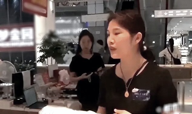 Người phụ nữ chi 45 triệu đồng mua vòng vàng tại tiệm nổi tiếng, lúc cần bán phát hiện bên trong là bạc, chủ tiệm khẳng định: Chúng tôi không bán mặt hàng này- Ảnh 2. Người phụ nữ chi 45 triệu đồng mua vòng vàng tại tiệm nổi tiếng, lúc cần bán phát hiện bên trong là bạc, chủ tiệm khẳng định: Chúng tôi không bán mặt hàng này- Ảnh 2.