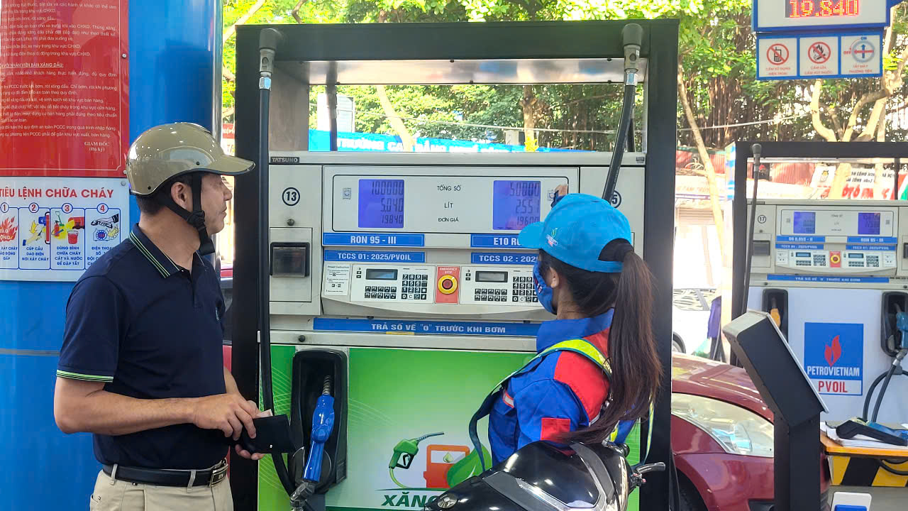 Xăng E10 xuất hiện, nhiều người mua ngay trong giờ đầu mở bán- Ảnh 4. Xăng E10 xuất hiện, nhiều người mua ngay trong giờ đầu mở bán- Ảnh 4.