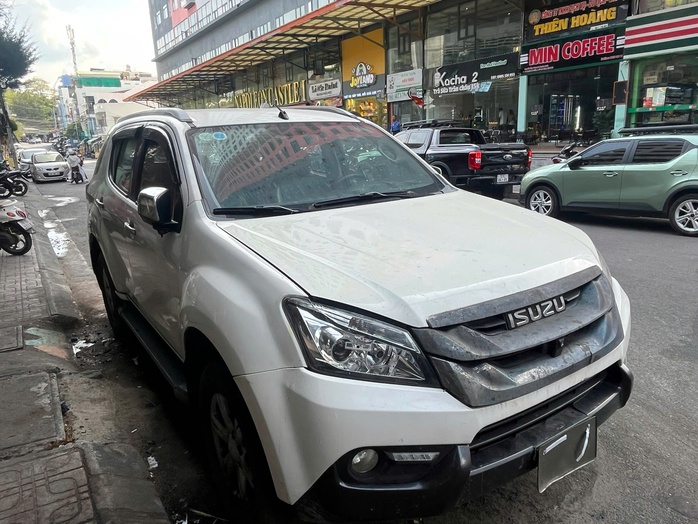 Nha Trang: Tìm chủ nhân chiếc ô tô đậu trước chung cư cả năm- Ảnh 2. Nha Trang: Tìm chủ nhân chiếc ô tô đậu trước chung cư cả năm- Ảnh 2.