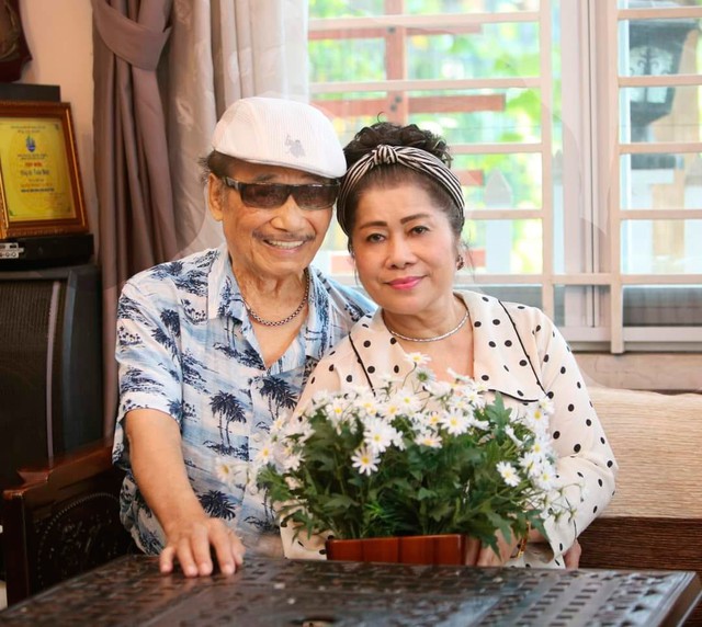 Nam NSND U90 gọi vợ 3 là "bà tiên", được chăm như em bé, dính nhau như hình với bóng- Ảnh 1.