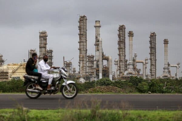 Muốn 'cai nghiện' dầu Nga, quốc gia BRICS phải trả cái giá nào?- Ảnh 1.