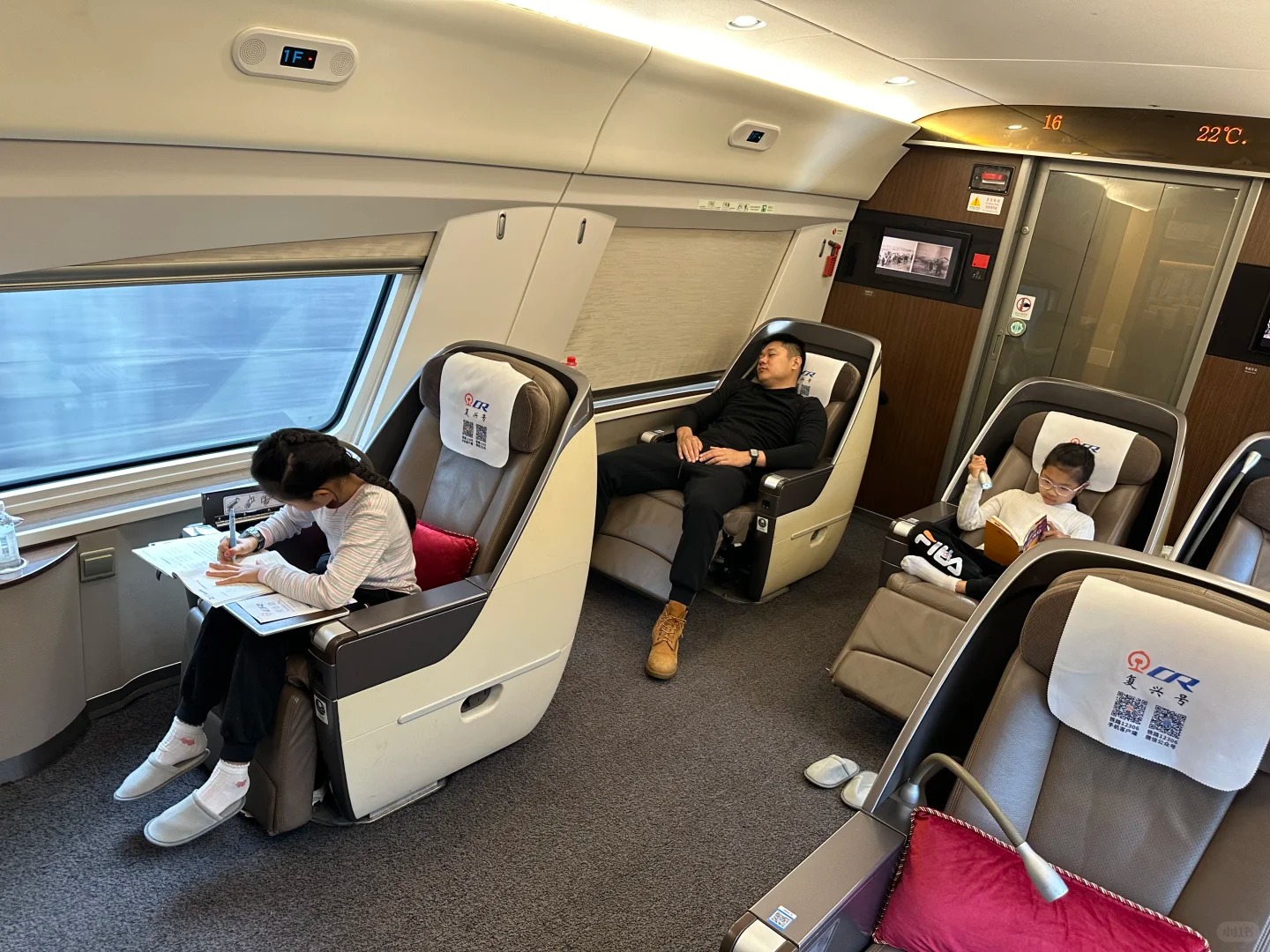 Nhìn bức ảnh chụp trong khoang riêng tàu cao tốc, tôi hiểu vì sao sự nghèo khó hiếm khi chạm tới con cháu nhà giàu- Ảnh 1.