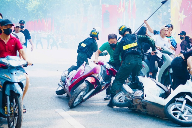 Nữ "báo thủ" xinh đẹp náo loạn hồ Gươm gây bão mạng là ai?- Ảnh 7.