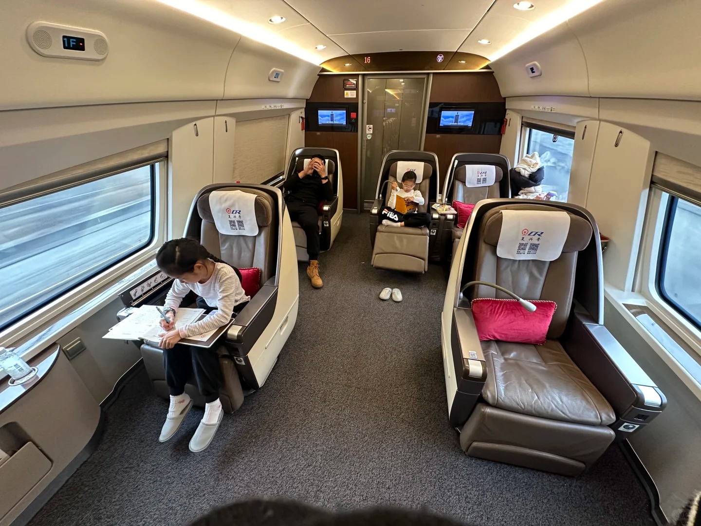 Nhìn bức ảnh chụp trong khoang riêng tàu cao tốc, tôi hiểu vì sao sự nghèo khó hiếm khi chạm tới con cháu nhà giàu- Ảnh 2.