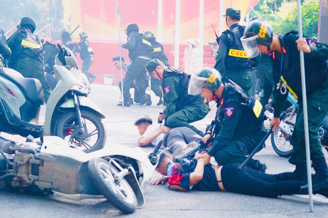 Nữ "báo thủ" xinh đẹp náo loạn hồ Gươm gây bão mạng là ai?- Ảnh 8.