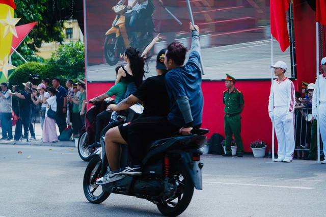 Nữ "báo thủ" xinh đẹp náo loạn hồ Gươm gây bão mạng là ai?- Ảnh 3.