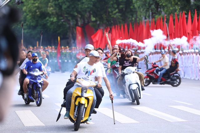 Nữ "báo thủ" xinh đẹp náo loạn hồ Gươm gây bão mạng là ai?- Ảnh 2.