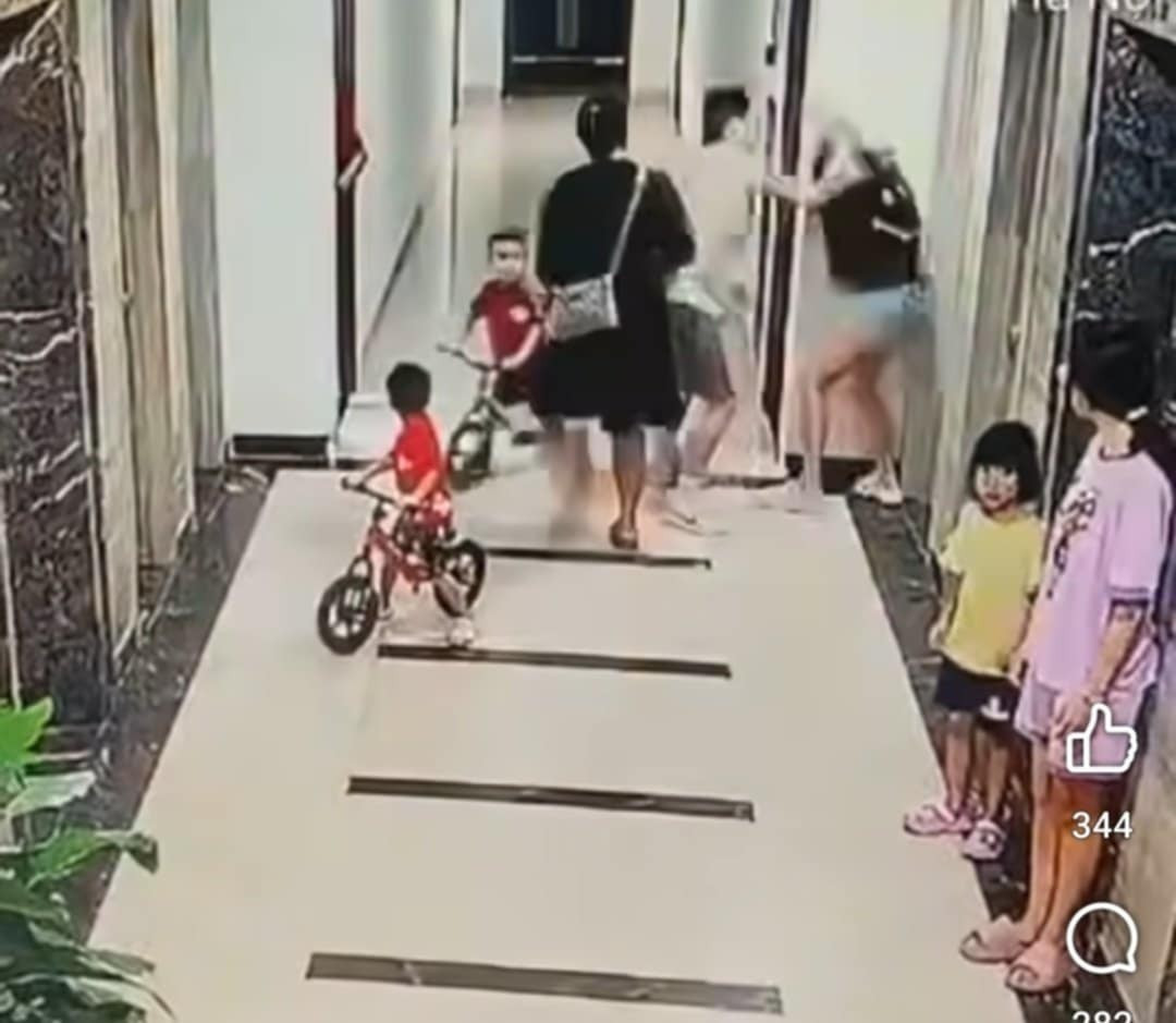 Công an xác minh vụ người đàn ông đấm đá túi bụi người phụ nữ ở sảnh chung cư Hà Nội- Ảnh 1. Công an xác minh vụ người đàn ông đấm đá túi bụi người phụ nữ ở sảnh chung cư Hà Nội- Ảnh 1.