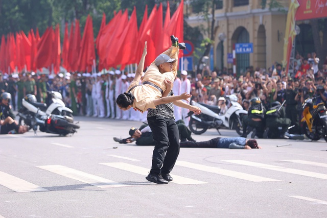 Nữ "báo thủ" xinh đẹp náo loạn hồ Gươm gây bão mạng là ai?- Ảnh 9.