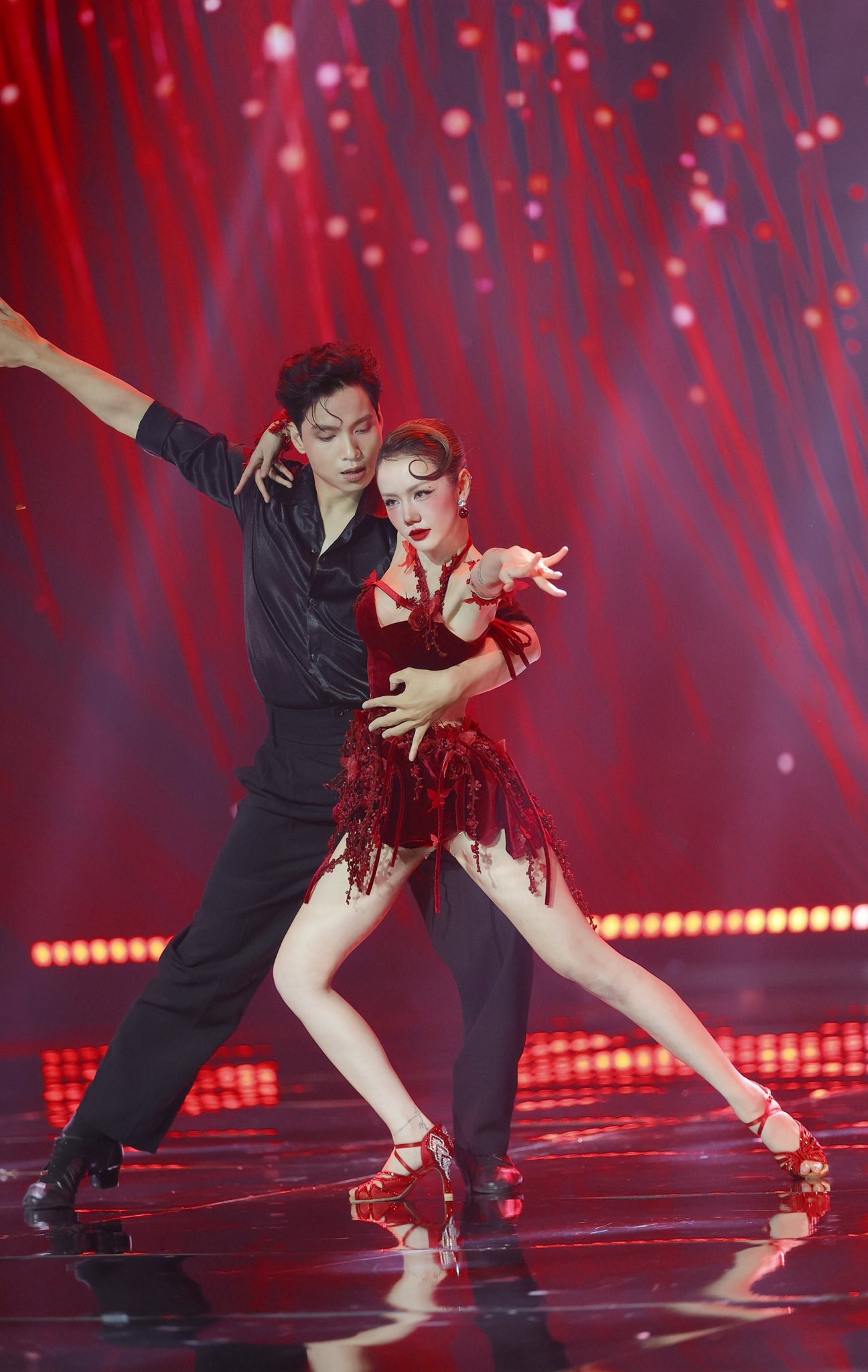 Em Xinh một đường tiến lên, giữ chức đội trưởng suốt 3 vòng, cả cõi mạng khen vừa xinh vừa xịn!- Ảnh 4.