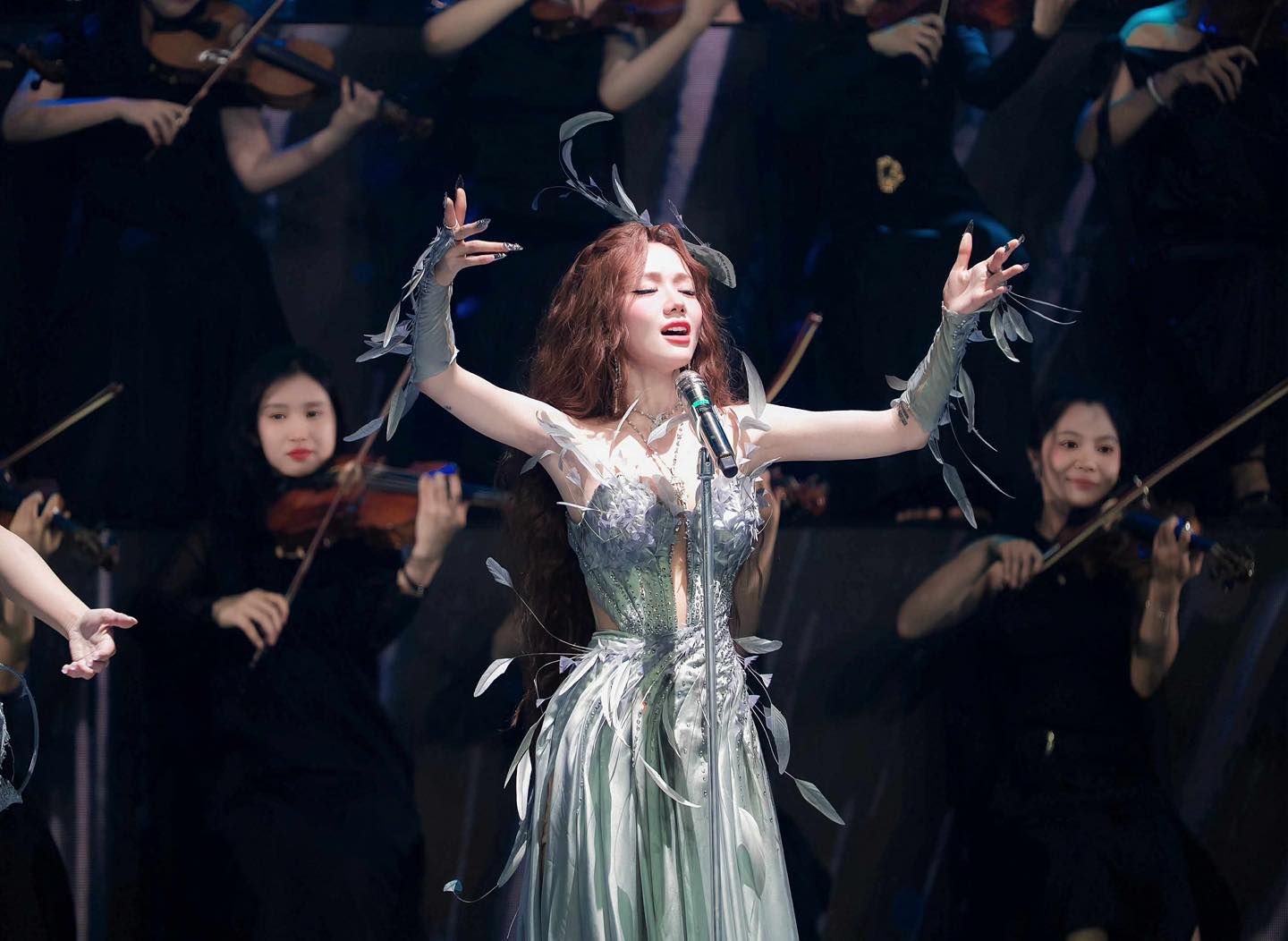 Em Xinh một đường tiến lên, giữ chức đội trưởng suốt 3 vòng, cả cõi mạng khen vừa xinh vừa xịn!- Ảnh 8.