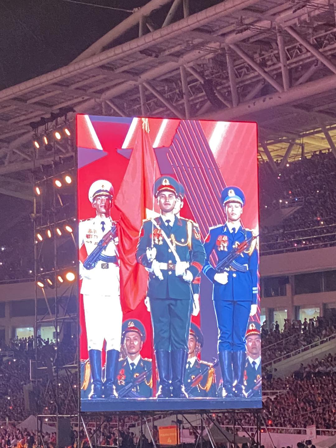 Chùm ảnh màn hình LED toàn nhân vật VIP và màn focus cam viral khắp cõi mạng: 1 từ thôi, XỊN- Ảnh 1.