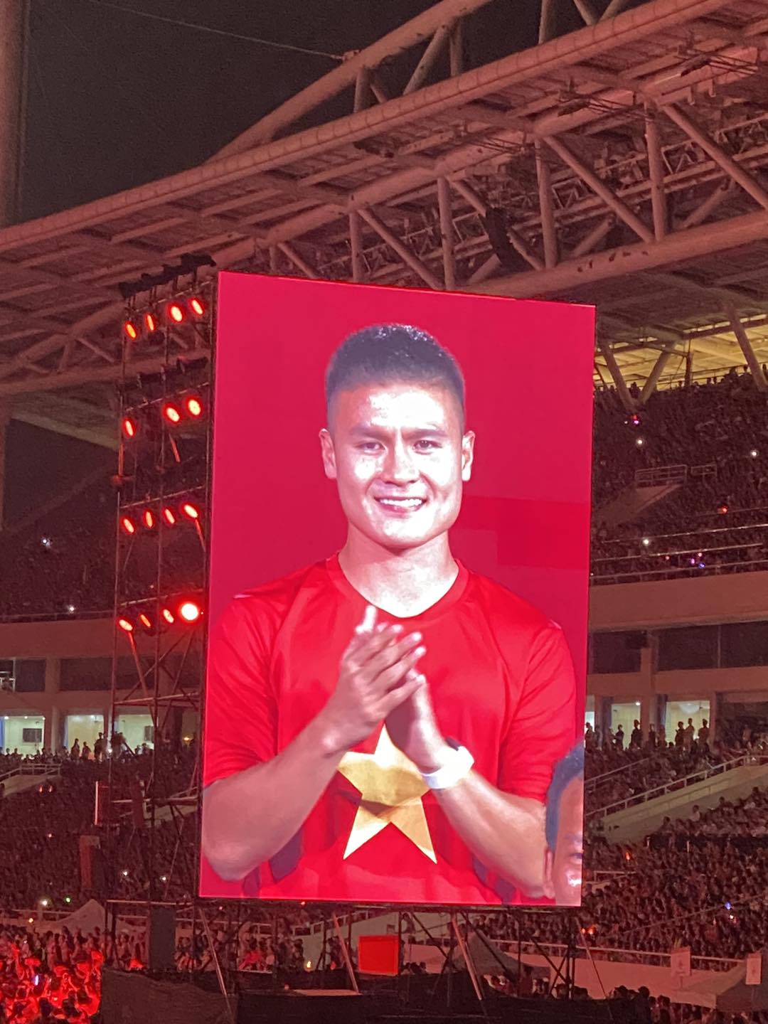 Chùm ảnh màn hình LED toàn nhân vật VIP và màn focus cam viral khắp cõi mạng: 1 từ thôi, XỊN- Ảnh 3.