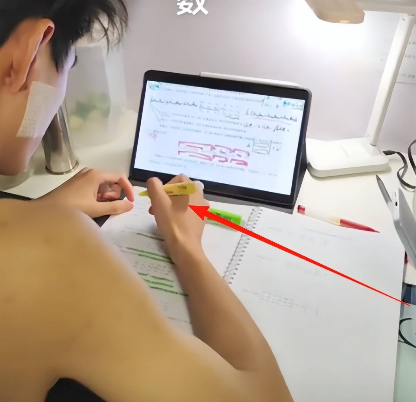 Mẹ rưng rưng vì con học hành chăm chỉ, dân mạng nhìn một chi tiết đã phán: "Đây là ảo tưởng"- Ảnh 2.