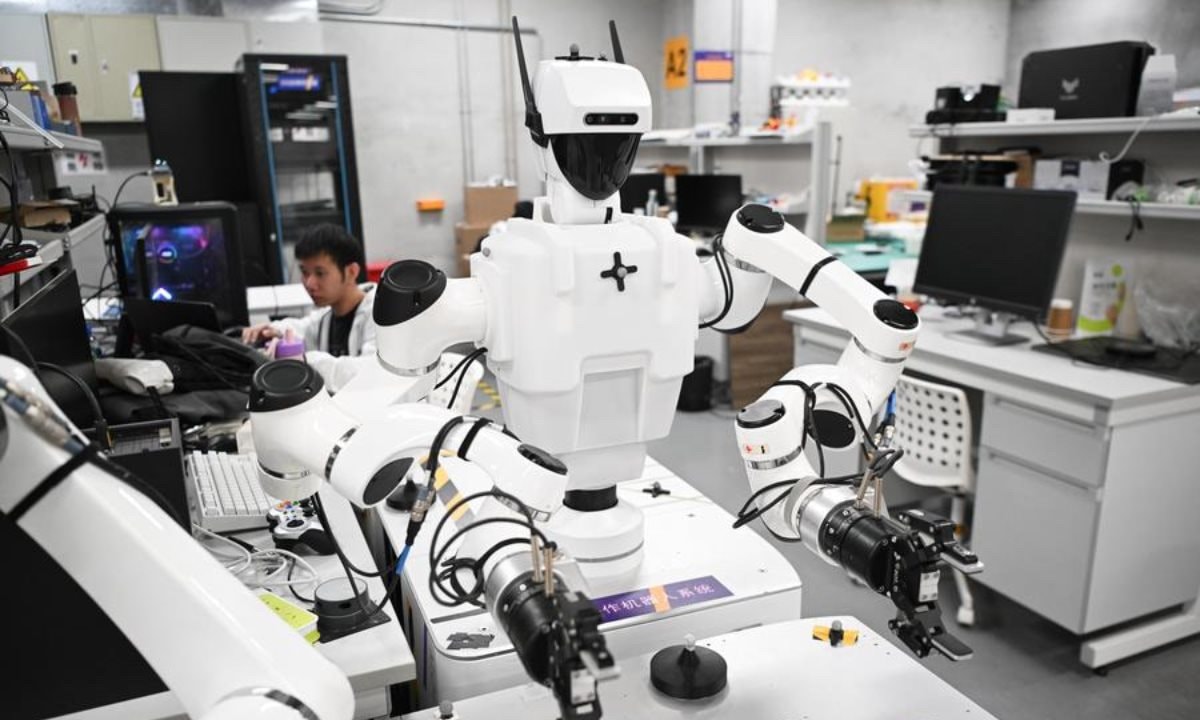 Trung Quốc lại khiến thế giới nể phục: Không chỉ làm việc trong nhà máy, robot giờ đã "tung tăng" vận hành trong các văn phòng, làm việc với con người như đồng nghiệp- Ảnh 1.