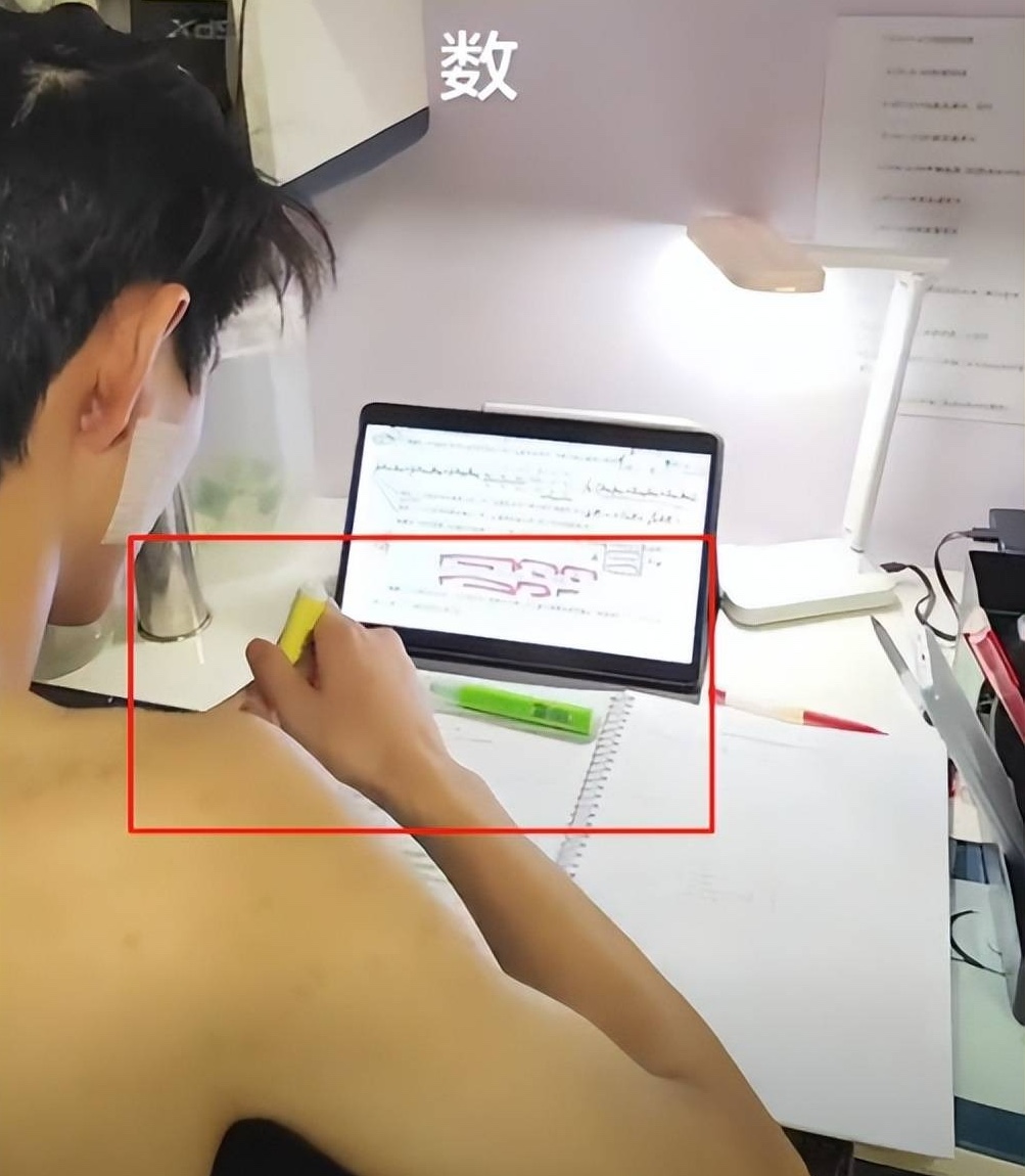 Mẹ rưng rưng vì con học hành chăm chỉ, dân mạng nhìn một chi tiết đã phán: "Đây là ảo tưởng"- Ảnh 1.