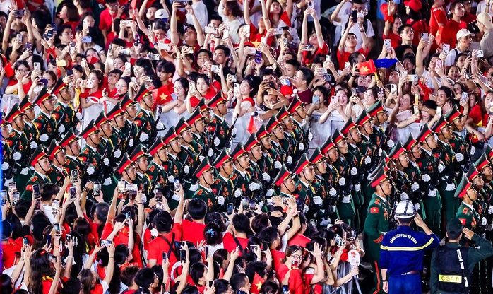 Hàng vạn người "quây kín" sân vận động Mỹ Đình trong đêm pháo hoa rực rỡ- Ảnh 8.