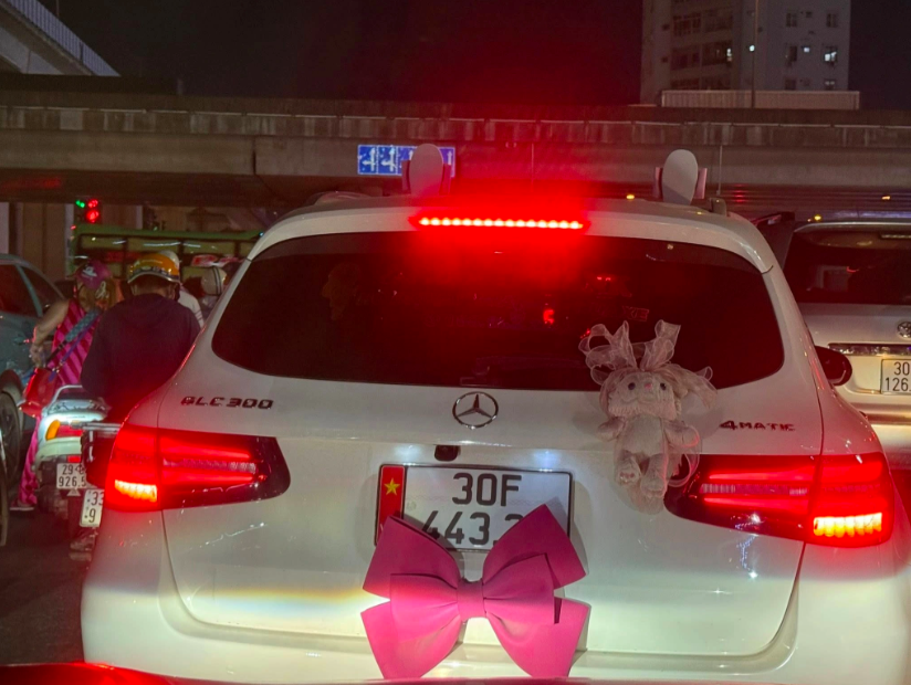 CSGT xác minh chủ ô tô Mercedes gắn nơ hồng che biển số- Ảnh 1. CSGT xác minh chủ ô tô Mercedes gắn nơ hồng che biển số- Ảnh 1.