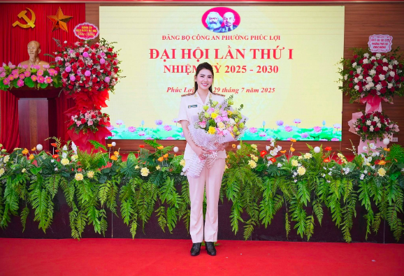 Nữ "báo thủ" xinh đẹp náo loạn hồ Gươm gây bão mạng là ai?- Ảnh 10.