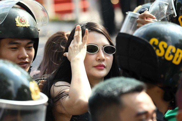 Nữ "báo thủ" xinh đẹp náo loạn hồ Gươm gây bão mạng là ai?- Ảnh 5.