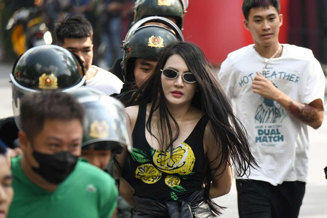 Nữ "báo thủ" xinh đẹp náo loạn hồ Gươm gây bão mạng là ai?- Ảnh 6.