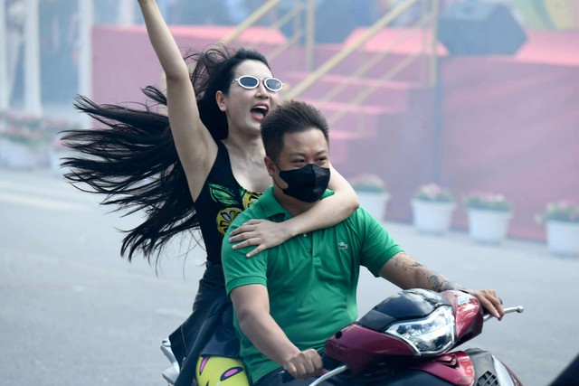 Nữ "báo thủ" xinh đẹp náo loạn hồ Gươm gây bão mạng là ai?- Ảnh 4.