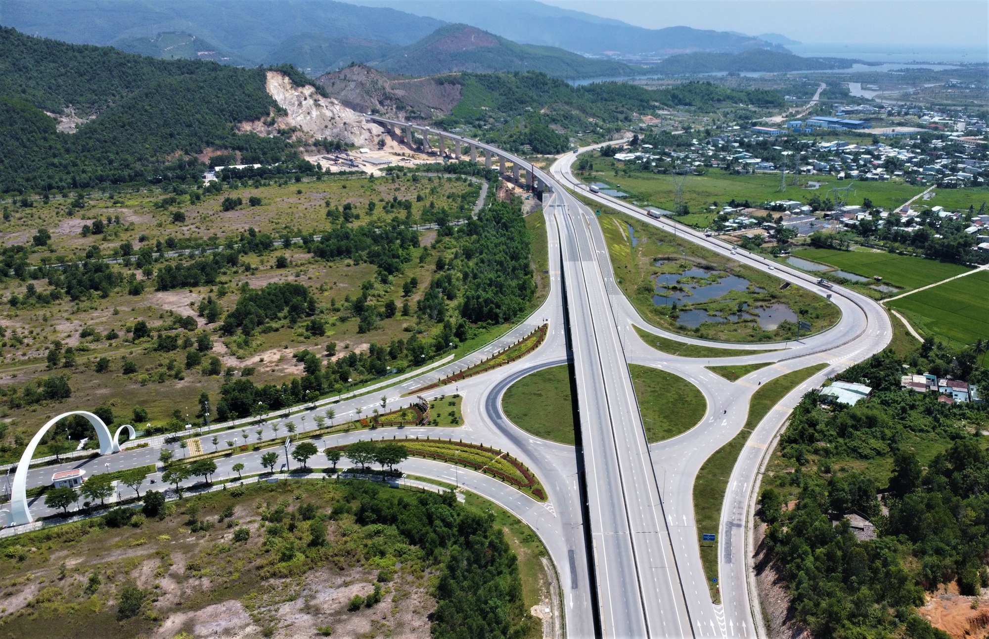 Toàn cảnh tuyến cao tốc hơn 2.113 tỷ đồng ở Đà Nẵng trước ngày thông xe- Ảnh 2.