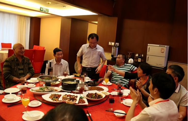 Đi họp lớp sau 30 năm nhưng đến nơi không ai nhận ra, nghe bạn học nói 1 câu tôi lập tức bỏ về, thề không bao giờ đi họp lớp nữa- Ảnh 2.