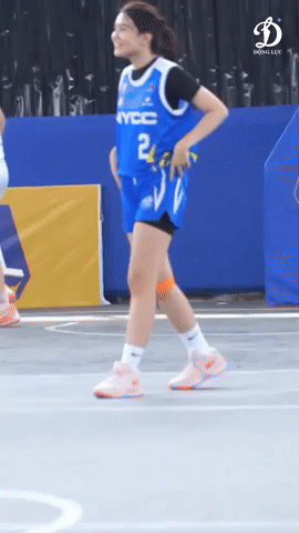 Hạt Dẻ nhà MC Quyền Linh visual xinh hết nấc ở chung kết bóng rổ, biểu cảm thiếu nữ tuổi 17 thẹn thùng gây sốt!- Ảnh 2.